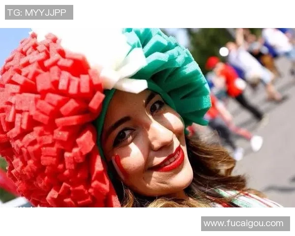 与足球明星合影的神秘女生身份揭晓引发网友热议引发广泛关注